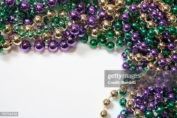 púrpura, verde y oro encapsulados - mardi gras beads fotografías e imágenes de stock