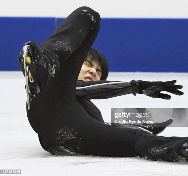 Photo taken on Nov. 9 shows figure skater Yuzuru Hanyu wincing after falling during practice for the NHK Trophy in Osaka. ==Kyodo