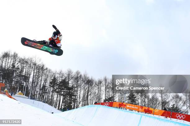 Elizabeth Hosking of Canada competes in the Snowboard Ladies' Halfpipe Qualification on day three of the PyeongChang 2018 Winter Olympic Games at...