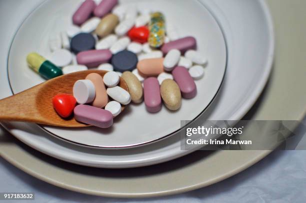 pills and capsules - droga recreativa imagens e fotografias de stock