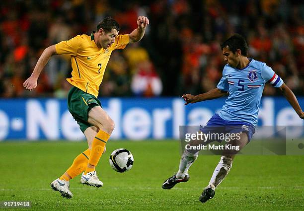 Brett Emerton of the Socceroos controls the ball in front of Giovanni van Bronckhorst of the Netherlands during the International friendly football...