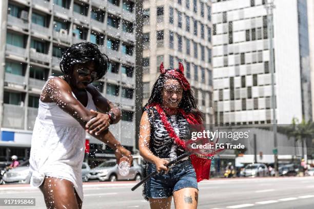 jovens amigos ter carnaval festa na rua - carnaval do brasil - fotografias e filmes do acervo