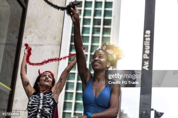 ストリートでパーティでカーニバルを持つ女の子 - carnival parade in sao paulo ストックフォトと画像