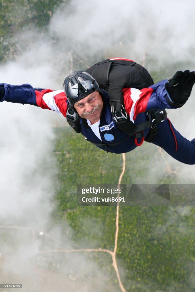 Skydiver em Nuvem