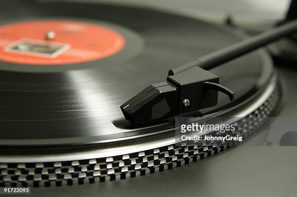plattenspieler stylus und festhalten - vintage record player no people stock-fotos und bilder