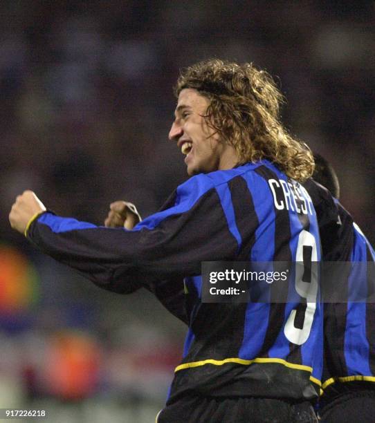 L'attaquant milanais, Hernan Crespo jubile après avoir marqué son second but et la troisième pour l'équipe de Milan, le 22 octobre 2002 au stade...