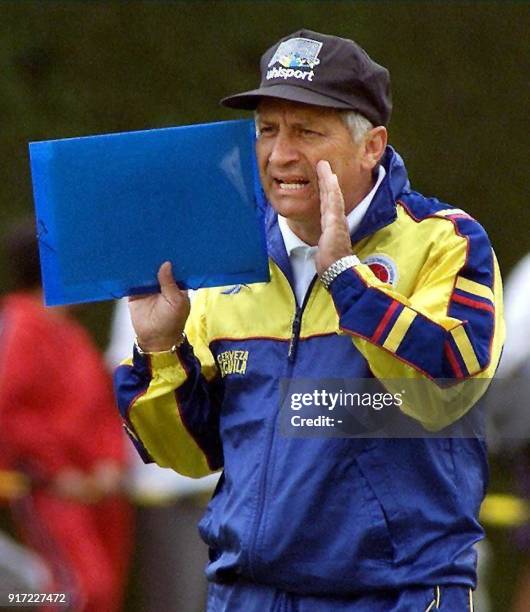 Foto tomada el 26 de marzo de 2000 de entonces entrenador de la seleccion de futbol de Colombia Luis 'Chichi' Garcia, durante un entrenamiento en...