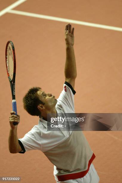 Le Français Fabrice Santoro arme son service, le 07 avril 2002, sur le court du Palais des sports de Pau , lors du quatrième simple du quart de...