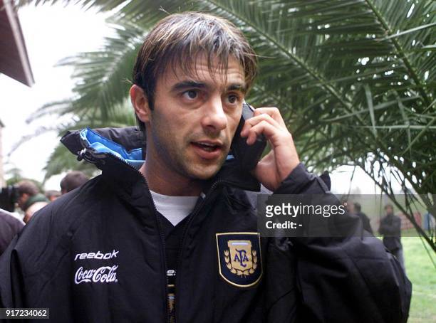Argentine soccer player Claudio Lopez speaks on his cell phone in Buenos Aires, Argentina 05 September 2001. El delantero argentino Claudio Lopez...