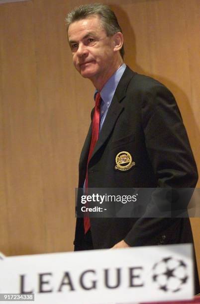 Entraineur allemand Ottmar Hitzfeld de l'équipe du Bayern de Munich quitte la salle de presse, le 23 septembre 2002 dans un hôtel de Lesquin, à la...