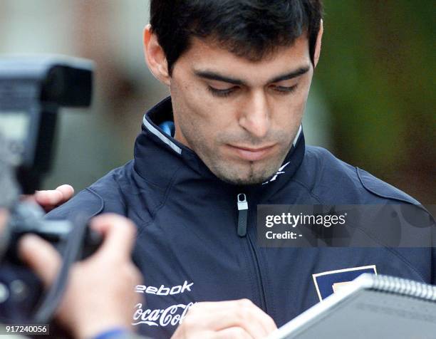 Argentine soccer player Roberto Ayala signs autographs 03 September 2001 in Buenos Aires. El defensor argentino Roberto Ayala firma autografos el 03...