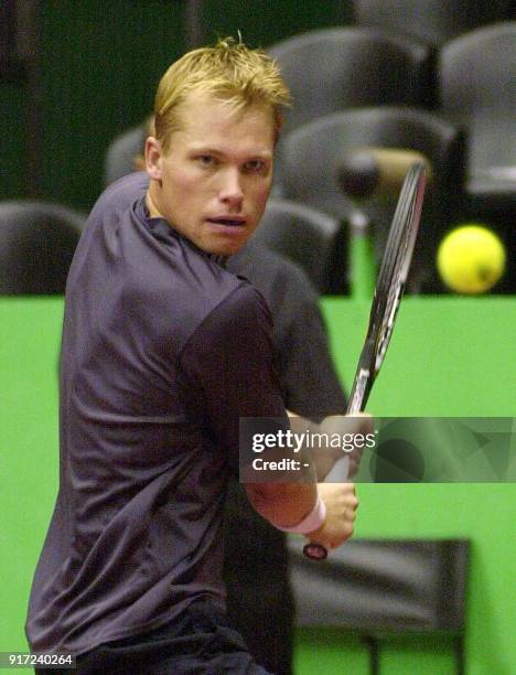 Le joueur de tennis danois Kristian Pless effectue un revers face au Français Paul-Henri Mathieu, lors des demi-finales du grand prix de tennis de...