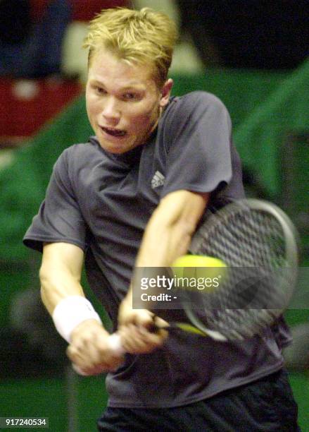 Le joueur de tennis danois Kristian Pless effectue un revers face au Français Paul-Henri Mathieu, lors des demi-finales du grand prix de tennis de...
