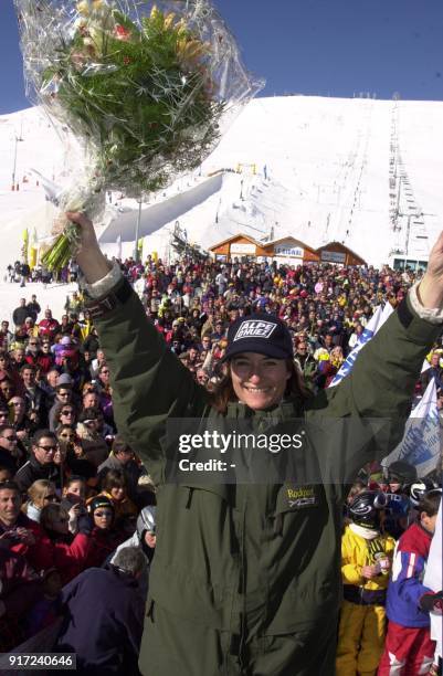 La snowboardeuse française Isabelle Blanc, de retour de Salt Lake City, salue, le 19 février 2002 à l'Alpe-d'Huez, le public venu l'accueillir à sa...