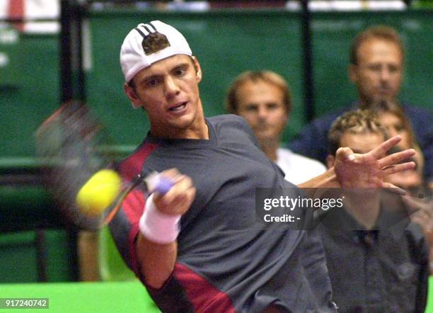 Le Français Paul-Henri Mathieu effectue un coup droit face au Suédois Jonas Bjorkman qu'il bat en 2 sets 7-5, 6-4, le 11 octobre 2002 à Lyon, lors du...