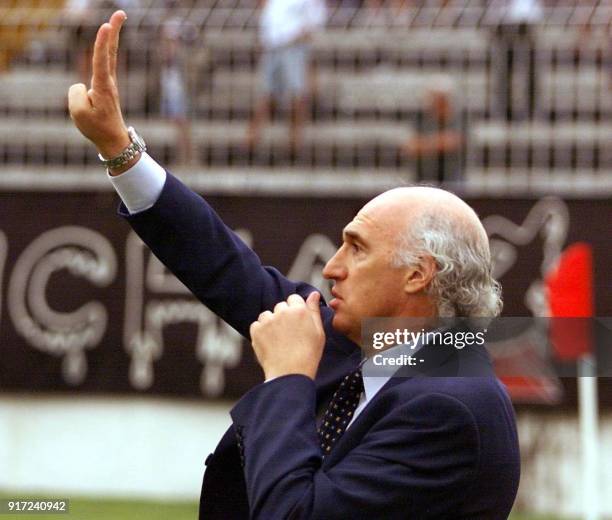 Carlos Bianchi, coach of the Argentinian team Boca Junior, issues instructions to his players during a qualifying match for the quarterfinals of the...