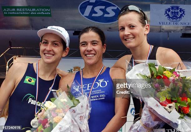 La Brésilienne Carla Moreno , l'Américaine Sheila Taormina et la Britanique Michelle Dillon , posent sur le podium, le 21 septembre 2002, à l'issue...