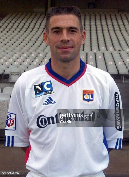 Le milieu de terrain Pierre Laigle pose pour la photo officielle de l'équipe de l'Olympique Lyonnais qui disputera le championnat de France de...