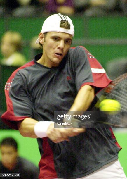 Le joueur de tennis français Paul-Henri Mathieu effectue un revers face au danois Kristian Pless, lors des demi-finales du grand prix de tennis de...