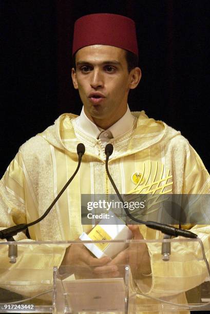 Le triple champion du monde du 1500m, le Marocain Hicham El Guerrouj prononce un discours, le 17 novembre 2002 à Monaco après avoir été élu athlète...