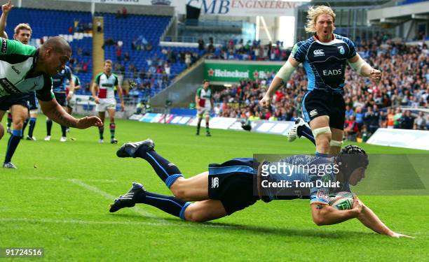 Tom James of Cardiff Blues scores his side's first try during the Heineken Cup match between Cardiff Blues and Harlequins at the Cardiff City Stadium...
