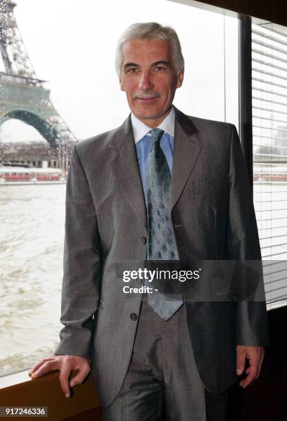 Le PDG du groupe français de distribution alimentaire Géant, Daniel Sicard, présente, le 23 janvier 2002 sur le bateau "Le Paris" dans la capitale,...