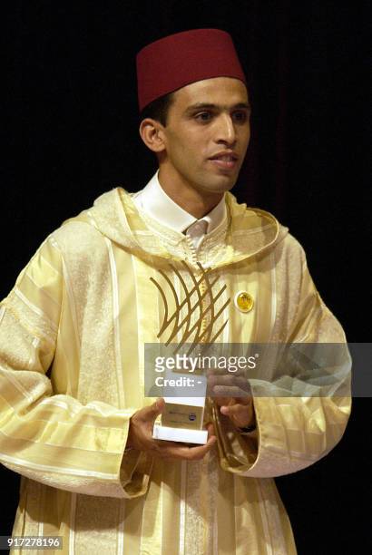Le triple champion du monde du 1500m, le Marocain Hicham El Guerrouj prononce un discours, le 17 novembre 2002 à Monaco après avoir été élu athlète...
