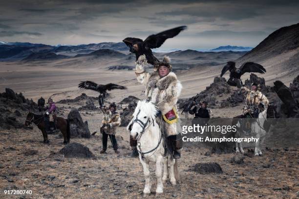 eagle hunters with the altai moutains background, mongolia - bayan olgiy stockfoto's en -beelden