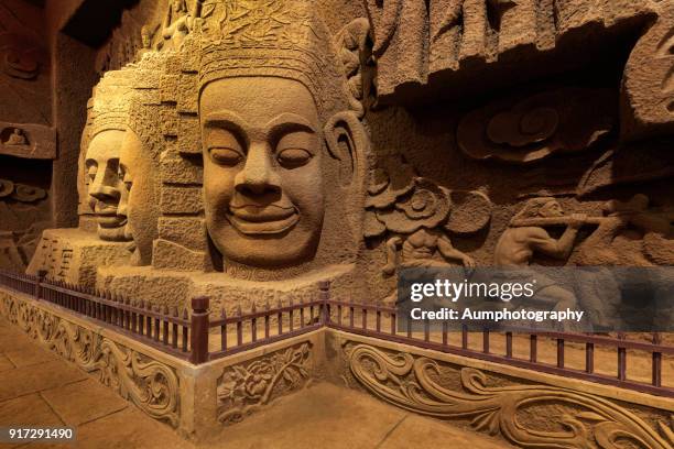 stone carving big buddha - buda gigante de leshan - fotografias e filmes do acervo