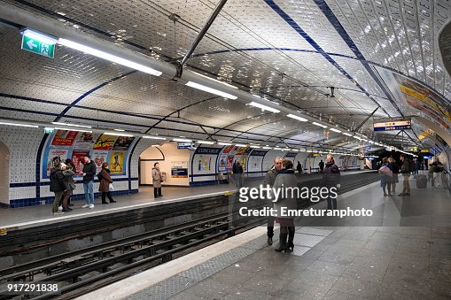 Subway Station With Passengersparis High-Res Stock Photo - Getty Images