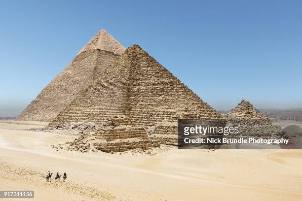 pyramids, giza, cairo, egypt - クフ王　ピラミッド ストックフォトと画像
