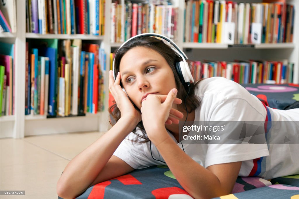 Mulher comprando livros em uma livraria