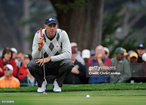 Stewart Cink of the U.S. Team lines up a putt on the 18th green during the third round morning foursome matches for The Presidents Cup at Harding...