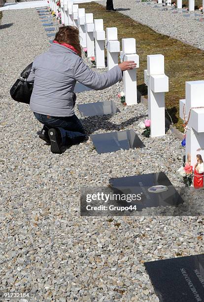 Argentinean relatives of victims of the 1982 Falklands conflict between Argentina and United Kingdom attend a tribute to their fallen ones at...