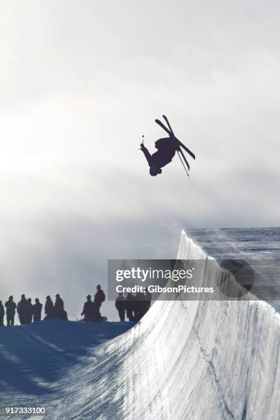 backflip half pipe skiër - freestyle skiing stockfoto's en -beelden