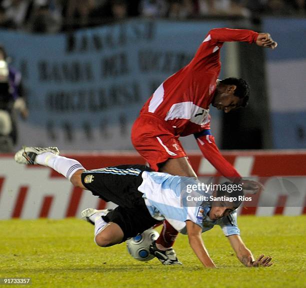 Angel Di Maria of Argentina vies for the ball with Nolberto Solano of Peru during their match as part of the FIFA 2010 World Cup Qualifier at...