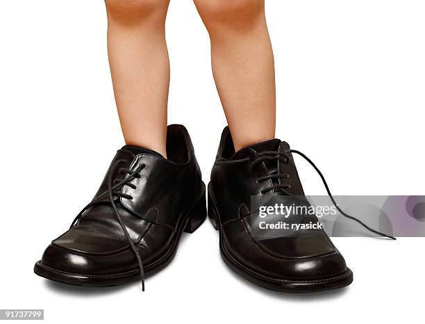 kleinkind kind beine trägt übergroße herren – elegante schuhe, isoliert - black men feet stock-fotos und bilder