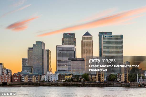 the thames river and canary wharf - sunset on canary wharf stock-fotos und bilder