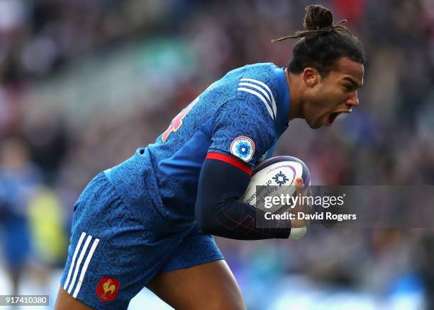 Teddy Thomas of France breaks clear to score his first try during the Six Nations match between Scotland and France at Murrayfield on February 11,...