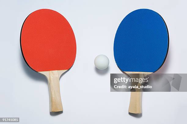 tennis paddles and ball - table tennis bat stock pictures, royalty-free photos & images