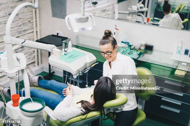 dental-check-up - zahnarztstuhl stock-fotos und bilder