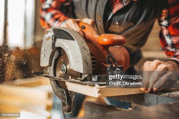 carpenter de prancha com serra circular - serra - fotografias e filmes do acervo