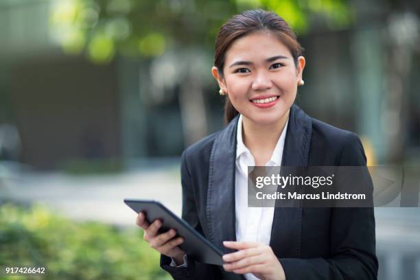 mujer al aire libre con una tableta - philippines women fotografías e imágenes de stock