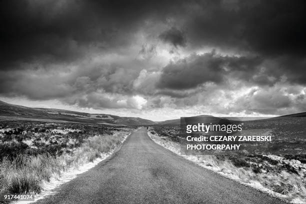 road in rainstorm - verwaltungsbezirk county wicklow stock-fotos und bilder