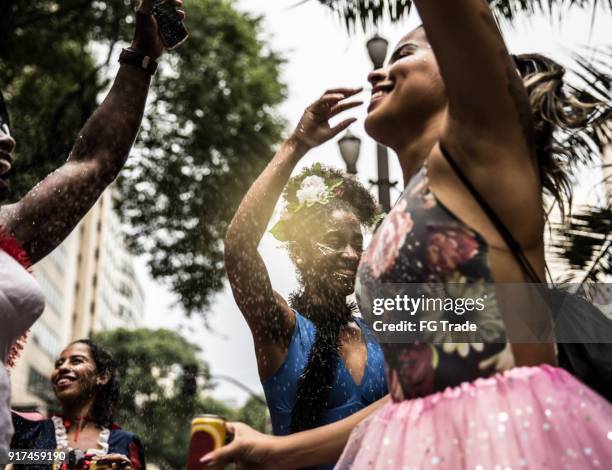 ストリート カーニバルで楽しんで若いグループ - carnival parade in sao paulo ストックフォトと画像