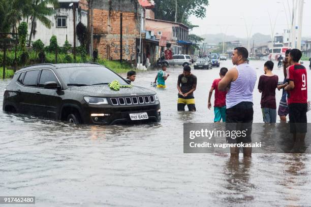 アマゾンの雨季の日中は路上浸水冠水した車 - belém brazil ストックフォトと画像