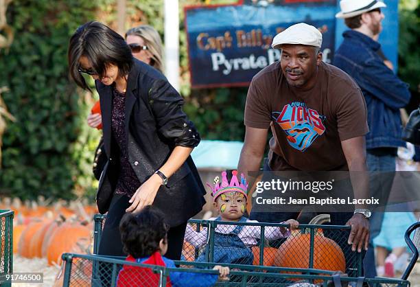 David Alan Grier, Christine Kim and Luisa Danbi Grier-Kim visit Mr Bones Pumpkin Patch in West Hollywood on October 10, 2009 in Los Angeles,...