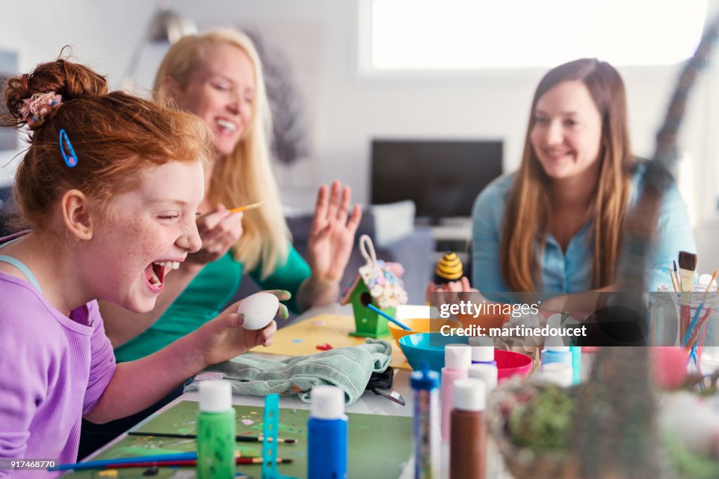 Mor och döttrar crafting påskpynt i hemmet.