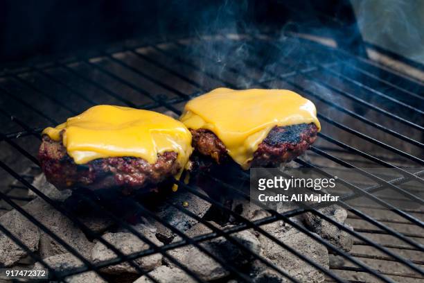 burgers on charcoal grill - cheesburguer - fotografias e filmes do acervo