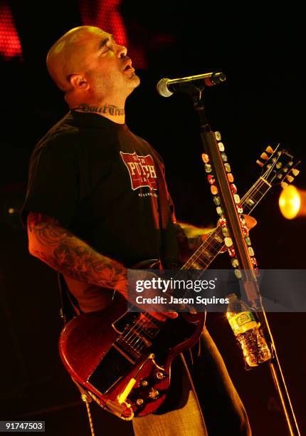 Aaron Lewis of Staind performs at the Sprint Center on October 10, 2009 in Kansas City, Missouri.